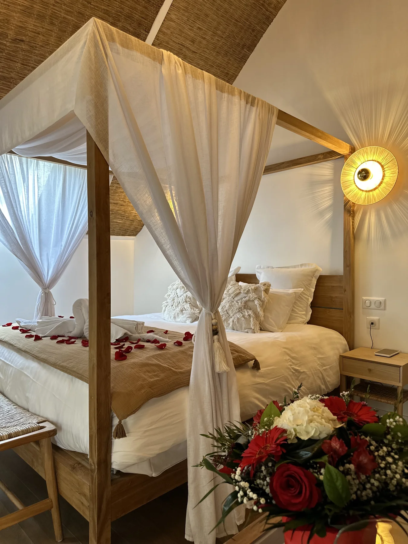 Un bouquet de fleurs préparé dans la chambre