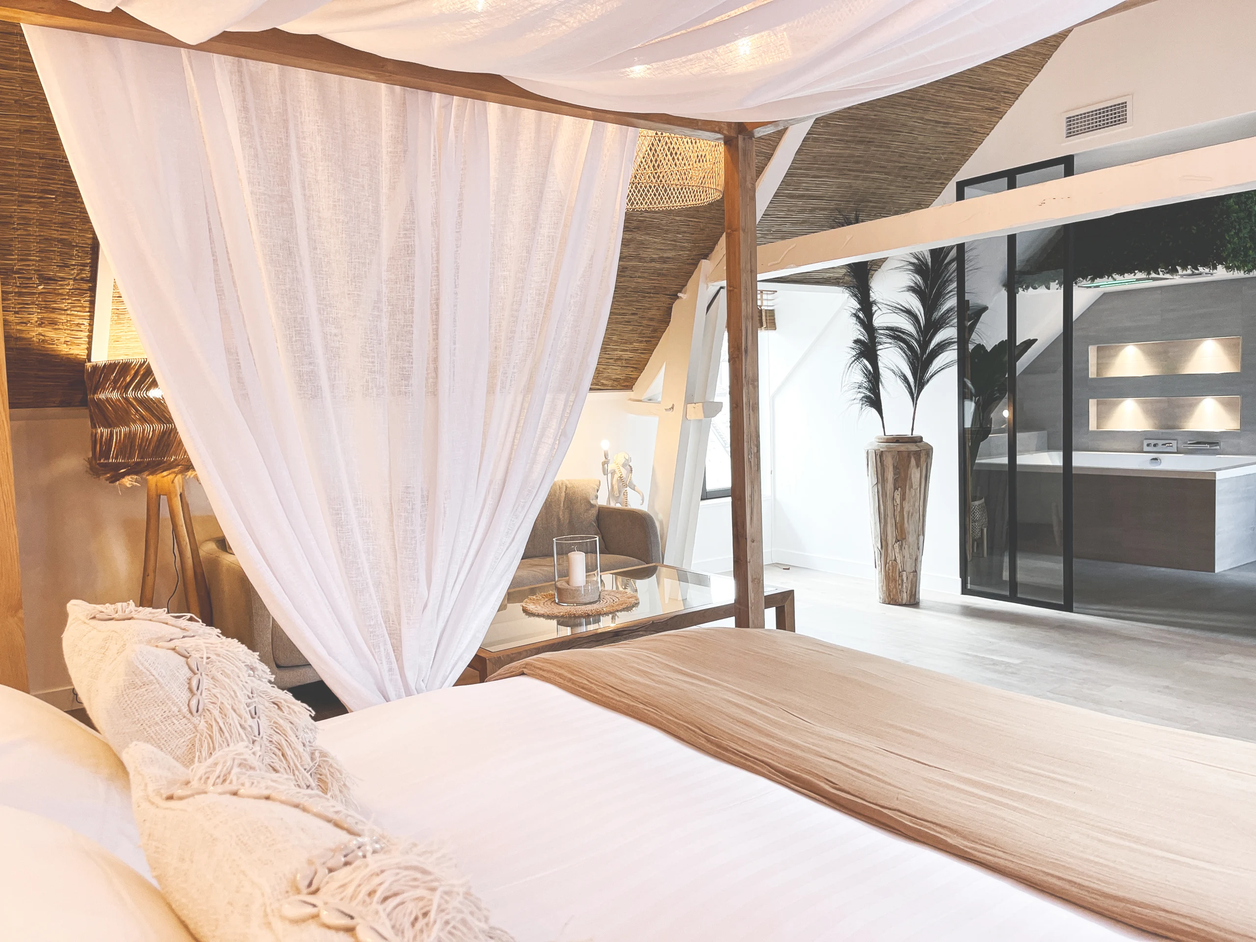 La chambre balinaise prête pour un moment à deux